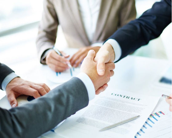 在多工位冷鐓機的設計和制造中，如何考慮生產效率和加工精度的平衡？有哪些優化措施和技術？